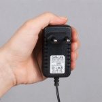 آداپتور مودم دیتالایف مدل EU086M (اندازه در دست)